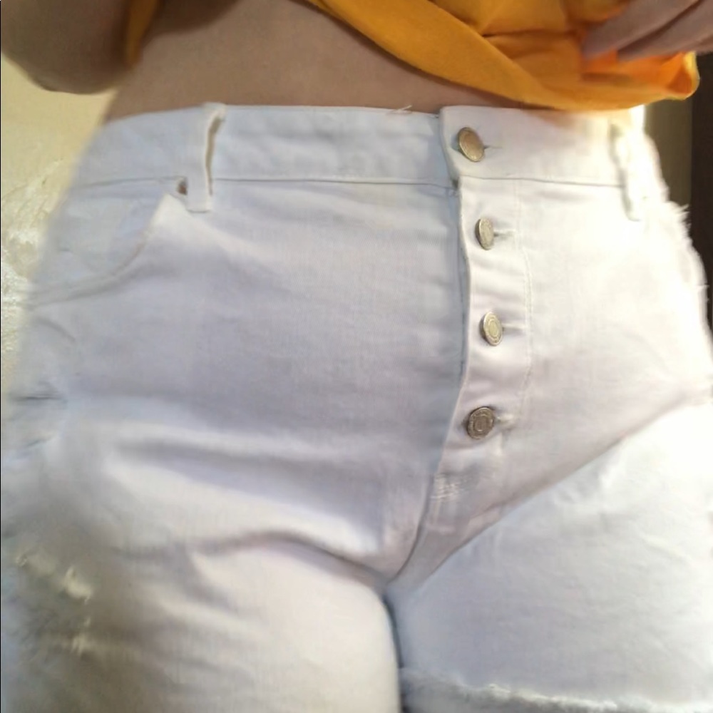 Distressed white denim shorts 😍